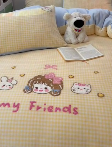 91家纺网 家纺一手货源 找家纺 繁花家居 2024新款卡通牛奶绒毛巾绣系列四件套 黄格小女孩