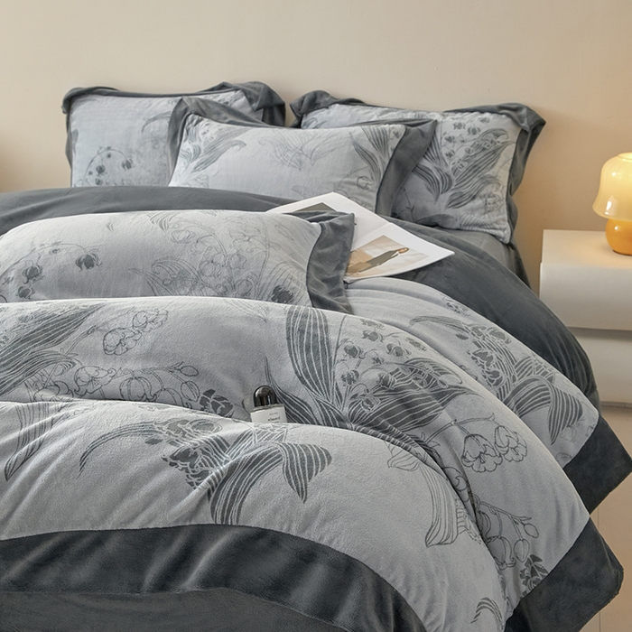 91家纺网 家纺一手货源 找家纺 新方向 2025新款高克重240克A类全消光印花牛奶绒四件套-铃兰 铃兰-深灰