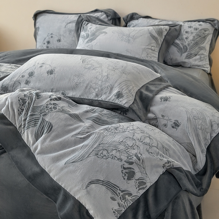 91家纺网 家纺一手货源 找家纺 新方向 2025新款高克重240克A类全消光印花牛奶绒四件套-铃兰 铃兰-深灰