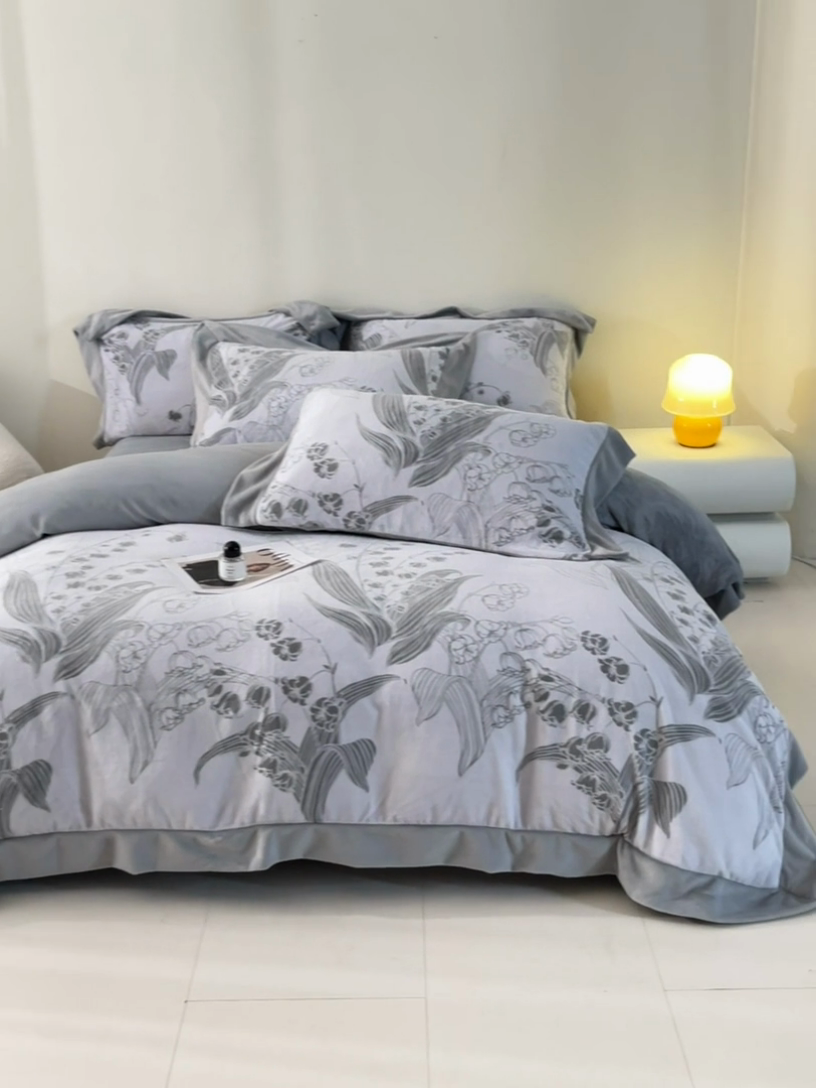 91家纺网 家纺一手货源 找家纺 新方向 2025新款高克重240克A类全消光印花牛奶绒四件套-铃兰 铃兰-浅灰