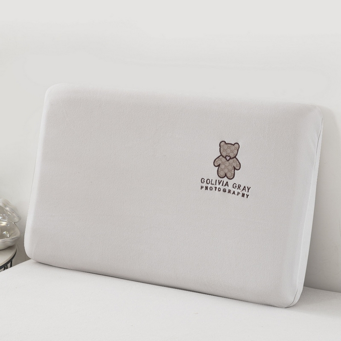 91家纺网 家纺一手货源 找家纺 大黄蜂家居家纺 2025新款德绒暖感纤维面包枕套（专版花型 翻版必究） 英文熊浅银灰