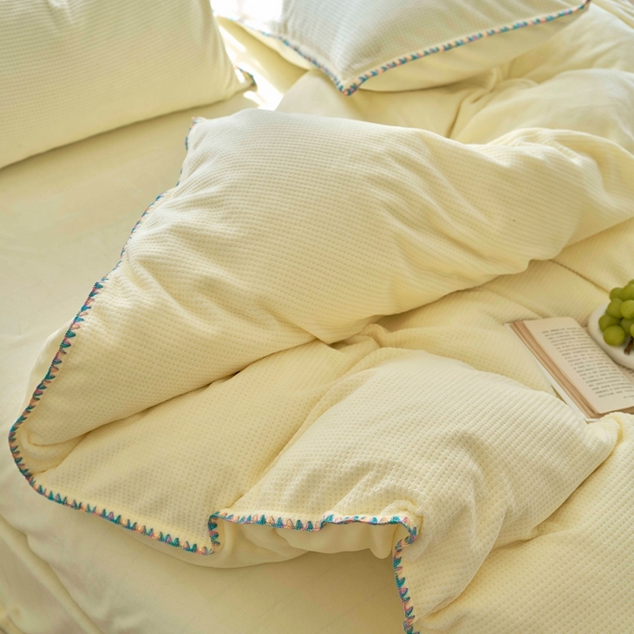 91家纺网 家纺一手货源 找家纺 洋铭区（原狠狠爱） 2024新款华夫格 绒（彩边）四件套 樱草黄