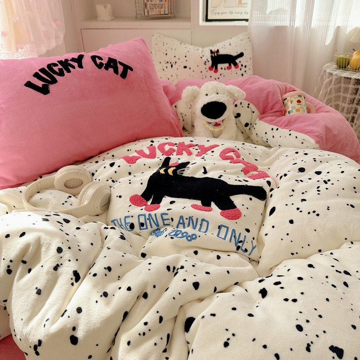 91家纺网 家纺一手货源 找家纺 繁花家居 2024新款卡通牛奶绒毛巾绣系列四件套 点点酷夜猫