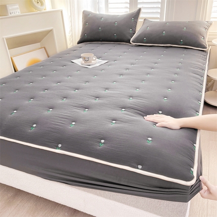 91家纺网 家纺一手货源 找家纺 推推家纺 2025新款水洗棉床褥式夹棉床笠 郁金香深灰