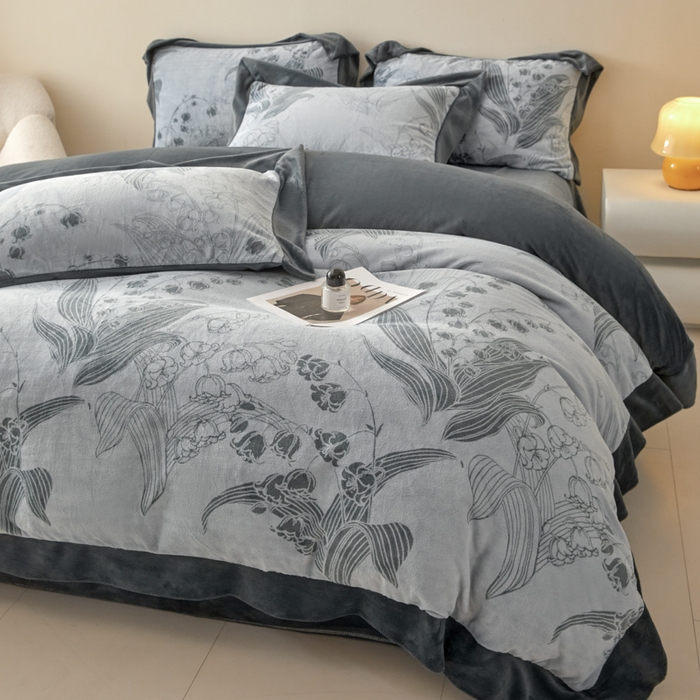 91家纺网 家纺一手货源 找家纺 新方向 2025新款高克重240克A类全消光印花牛奶绒四件套-铃兰 铃兰-深灰