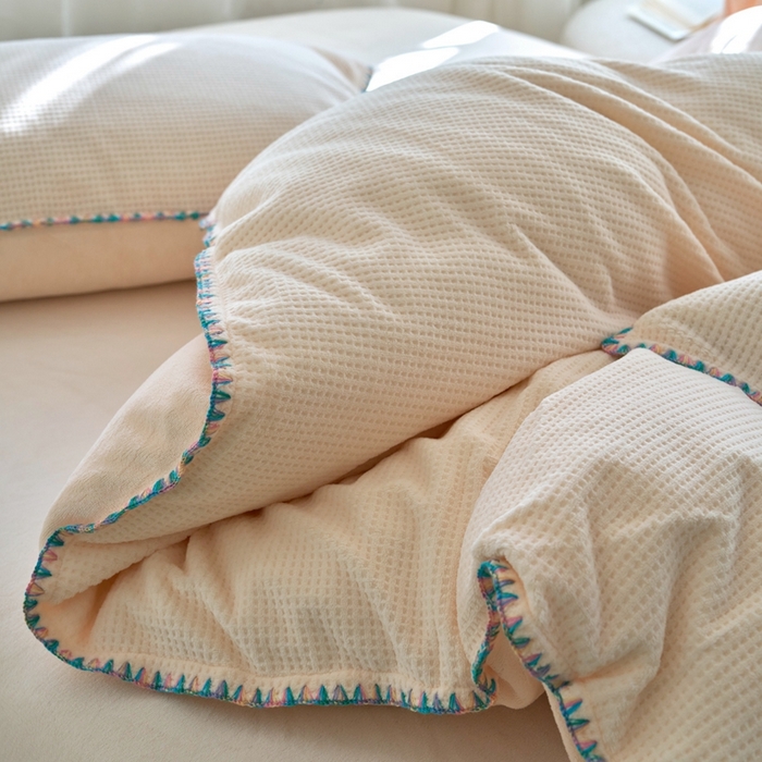 91家纺网 家纺一手货源 找家纺 洋铭区（原狠狠爱） 2024新款华夫格 绒（彩边）四件套 仙米玉