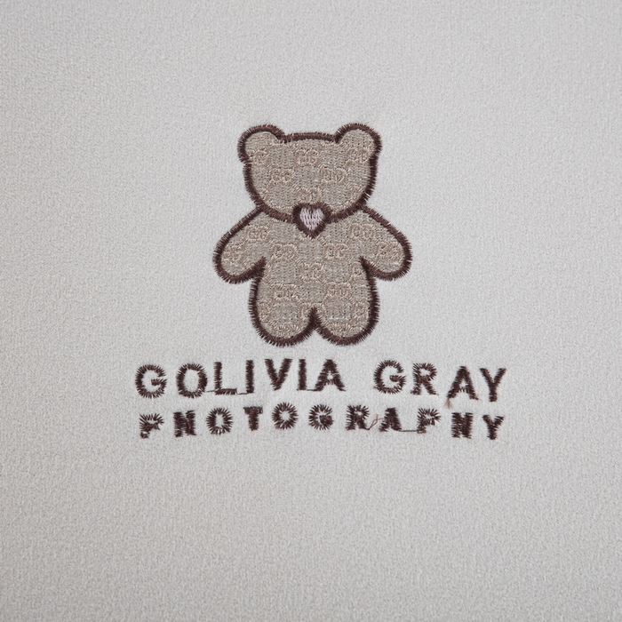 91家纺网 家纺一手货源 找家纺 大黄蜂家居家纺 2025新款德绒暖感纤维面包枕套（专版花型 翻版必究） 英文熊浅银灰