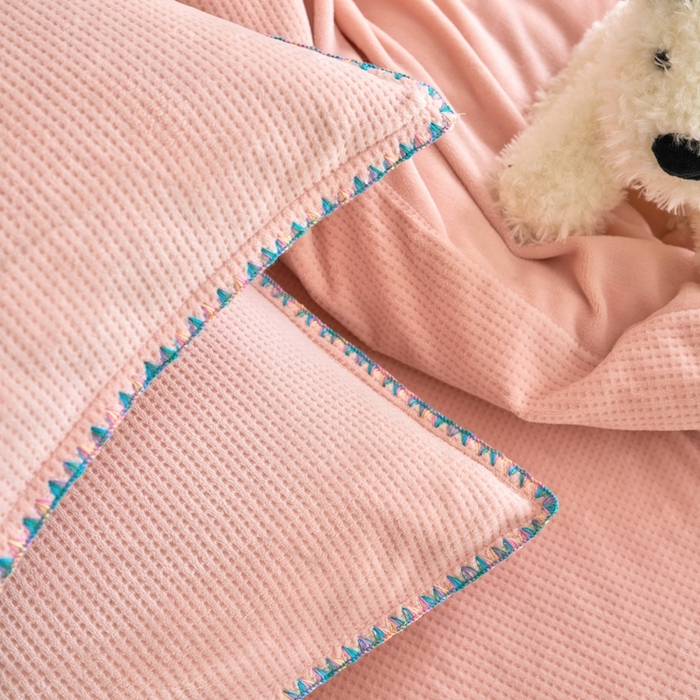 91家纺网 家纺一手货源 找家纺 洋铭区（原狠狠爱） 2024新款华夫格 绒（彩边）四件套 藕荷粉