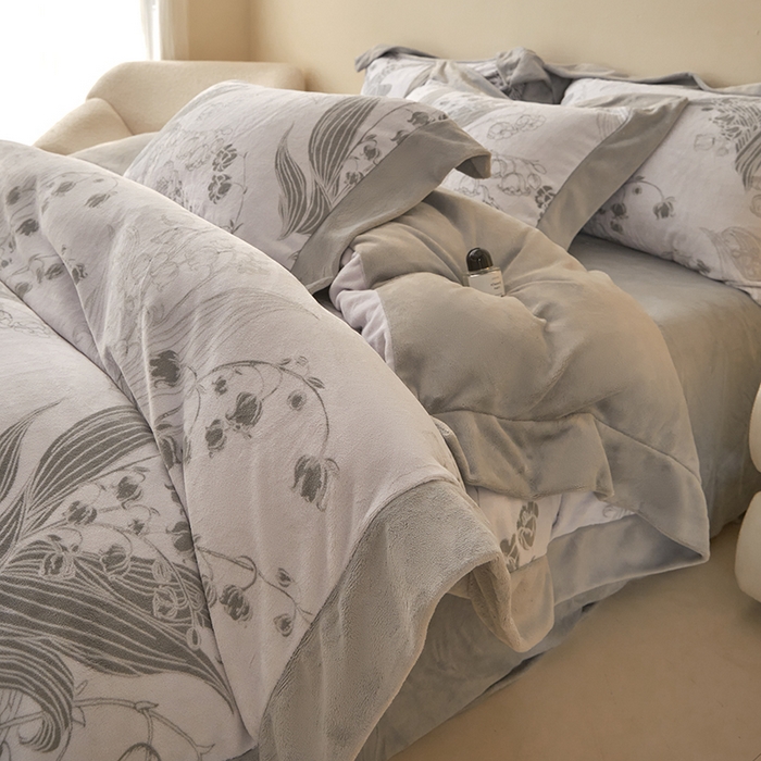 91家纺网 家纺一手货源 找家纺 新方向 2025新款高克重240克A类全消光印花牛奶绒四件套-铃兰 铃兰-浅灰