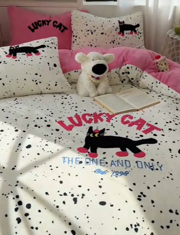 91家纺网 家纺一手货源 找家纺 繁花家居 2024新款卡通牛奶绒毛巾绣系列四件套 点点酷夜猫