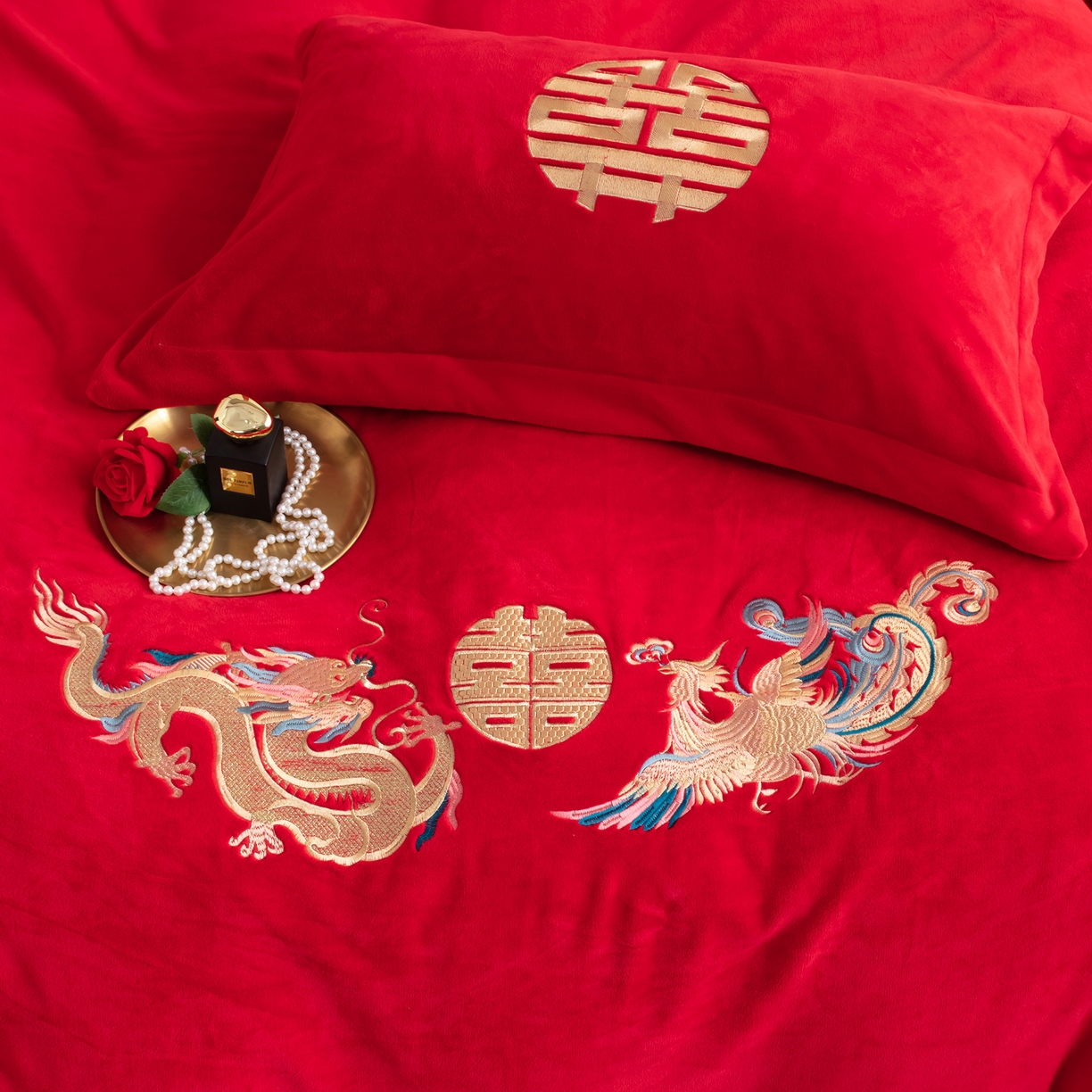 91家纺网 家纺一手货源 找家纺 卓缦家纺 2024新款高克重全消光牛奶绒婚庆刺绣四件套（控价+50） 龙飞凤舞