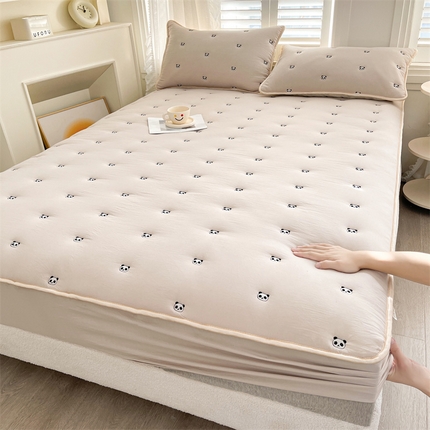 91家纺网 家纺一手货源 找家纺 推推家纺 2025新款水洗棉床褥式夹棉床笠 熊猫卡其