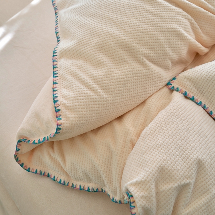 91家纺网 家纺一手货源 找家纺 洋铭区（原狠狠爱） 2024新款华夫格 绒（彩边）四件套 仙米玉