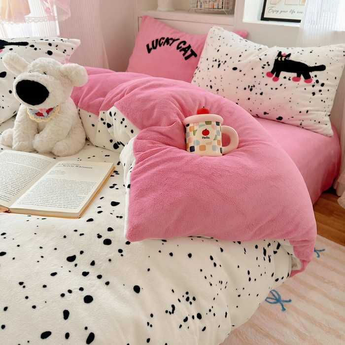 91家纺网 家纺一手货源 找家纺 繁花家居 2024新款卡通牛奶绒毛巾绣系列四件套 点点酷夜猫