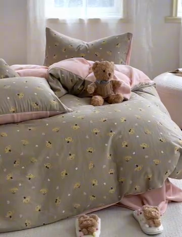 91家纺网 家纺一手货源 找家纺 洋铭区（原狠狠爱） 2024新款双层纱牛奶绒四件套系列 小熊物语