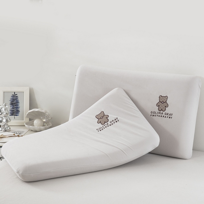 91家纺网 家纺一手货源 找家纺 大黄蜂家居家纺 2025新款德绒暖感纤维面包枕套（专版花型 翻版必究） 英文熊浅银灰