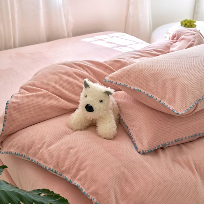 91家纺网 家纺一手货源 找家纺 洋铭区（原狠狠爱） 2024新款华夫格 绒（彩边）四件套 藕荷粉