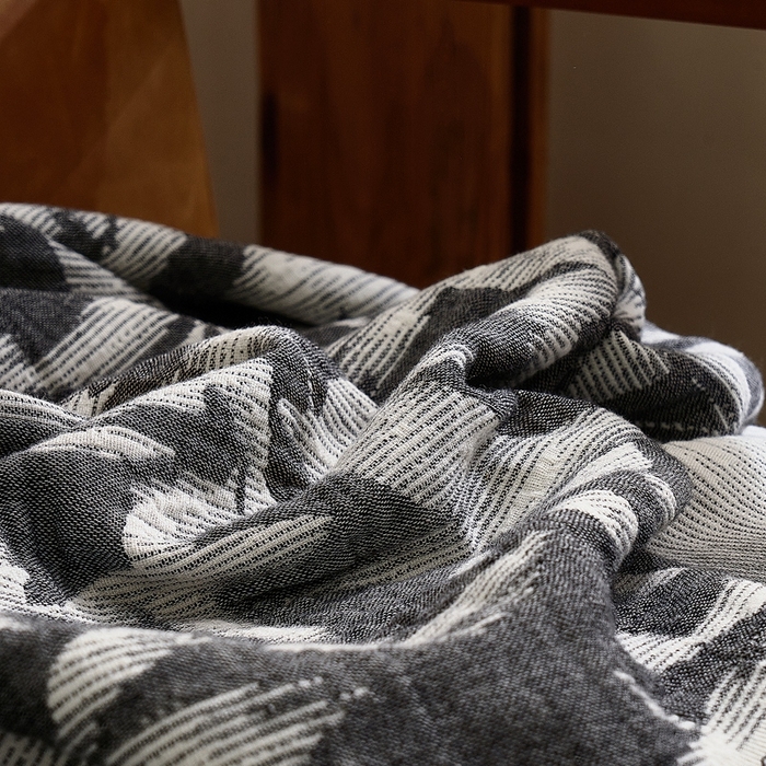 91家纺网 家纺一手货源 找家纺 子和 2024新款全棉缩绒毯（浅色） 鸽羽从林深碳灰