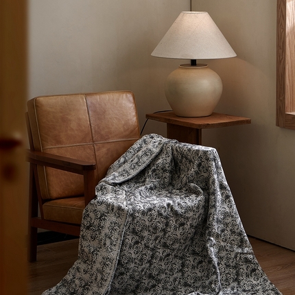 91家纺网 家纺一手货源 找家纺 子和 2024新款全棉缩绒毯（浅色） 莓酒之吻深碳灰