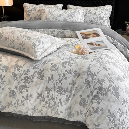 91家纺网 家纺一手货源 找家纺 （总）798家纺 2025新款高克重牛奶绒工艺款枕套绒边款四件套