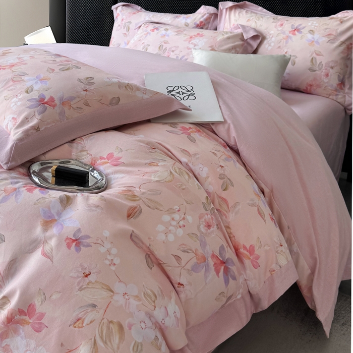 91家纺网 家纺一手货源 找家纺 朵希曼 2026新款全棉大宽边拼角磨毛四件套科莫花园-粉