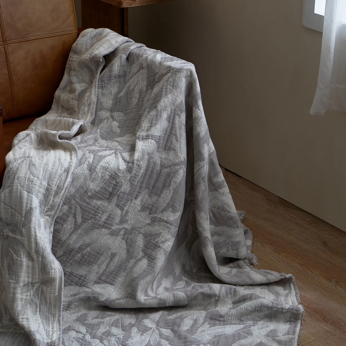 91家纺网 家纺一手货源 找家纺 子和 2024新款全棉缩绒毯（浅色） 鸽羽从林银白灰