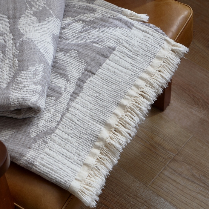 91家纺网 家纺一手货源 找家纺 子和 2024新款全棉缩绒毯（浅色） 鸽羽从林银白灰
