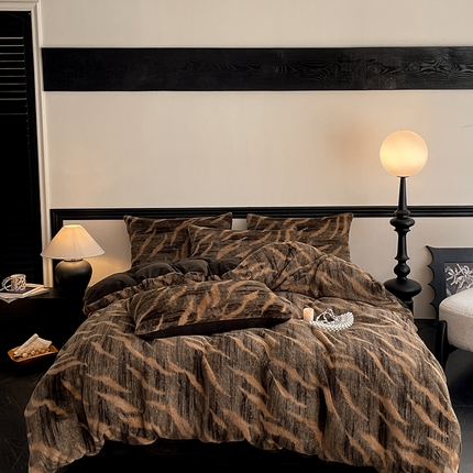 91家纺网 家纺一手货源 找家纺 798家纺 2025新款兔毛印花四件套美拉德系列 美拉德-斑马纹咖