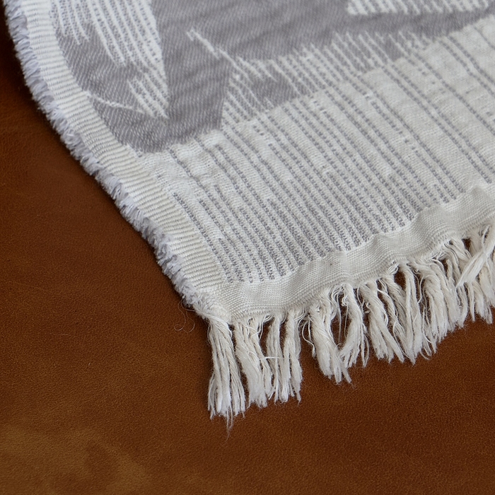 91家纺网 家纺一手货源 找家纺 子和 2024新款全棉缩绒毯（浅色） 鸽羽从林银白灰