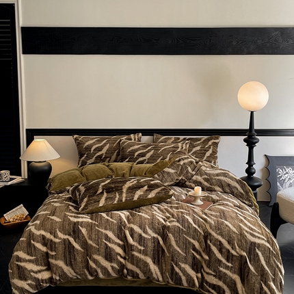 91家纺网 家纺一手货源 找家纺 798家纺 2025新款兔毛印花四件套美拉德系列 美拉德-斑马纹驼