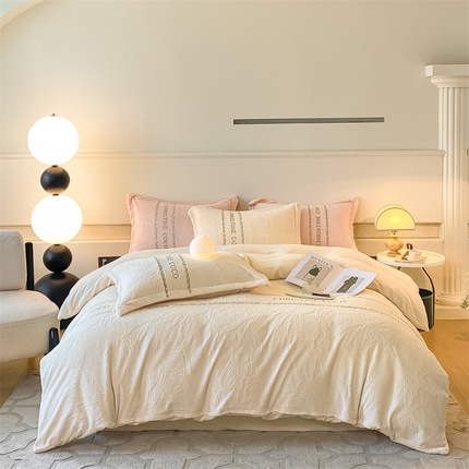 91家纺网 家纺一手货源 找家纺 （总）798家纺 2025新款牛奶绒雕花刺绣四件套-朱丽叶系列