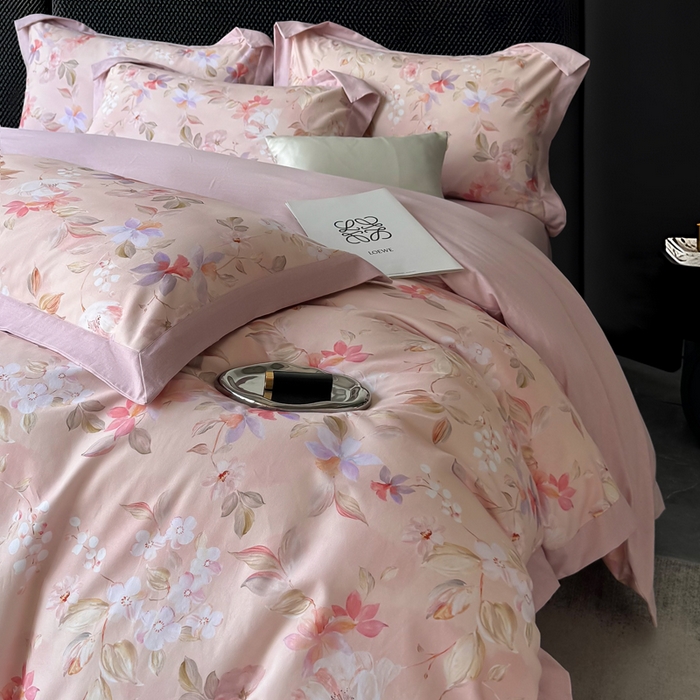 91家纺网 家纺一手货源 找家纺 朵希曼 2026新款全棉大宽边拼角磨毛四件套科莫花园-粉