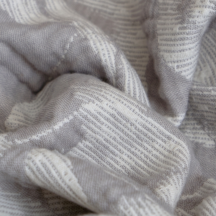91家纺网 家纺一手货源 找家纺 子和 2024新款全棉缩绒毯（浅色） 鸽羽从林银白灰