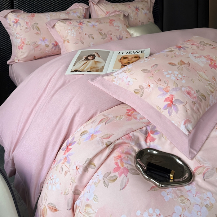 91家纺网 家纺一手货源 找家纺 朵希曼 2026新款全棉大宽边拼角磨毛四件套科莫花园-粉