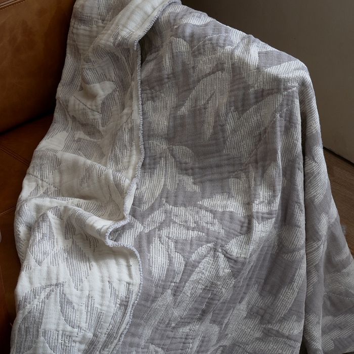 91家纺网 家纺一手货源 找家纺 子和 2024新款全棉缩绒毯（浅色） 鸽羽从林银白灰