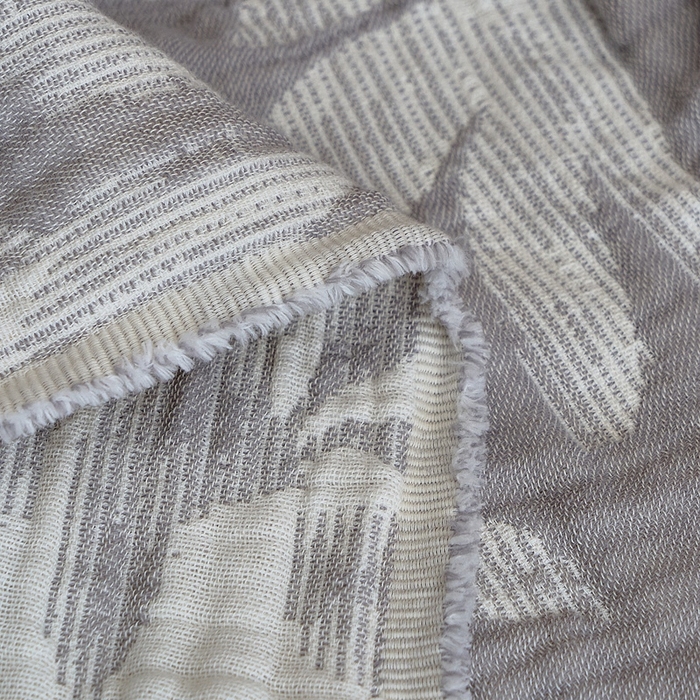 91家纺网 家纺一手货源 找家纺 子和 2024新款全棉缩绒毯（浅色） 鸽羽从林银白灰