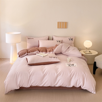 91家纺网 家纺一手货源 找家纺 （总）798家纺 2025新款全棉绣花贴布标双拼四件套-熊猫