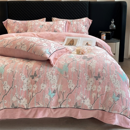 91家纺网 家纺一手货源 找家纺 （总）798家纺 2025新款高克重牛奶绒工艺款被套宽边款四件套