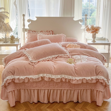 91家纺网 家纺一手货源 找家纺 瑞宝 2025新款牛奶绒花边床盖四件套-妮可 妮可-粉