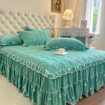 91家纺网 家纺一手货源 找家纺 （总）网红馆（ck家纺） 2025新款高克重加厚保暖时尚花边宝宝绒乐伊系列床裙三件套