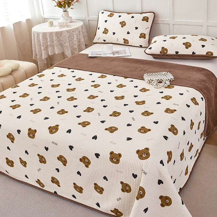 91家纺网 家纺一手货源 找家纺 莎果家纺 2025冬季新款热推冬季必备寒冷的冬季有了它便多了些温暖婴儿绒+全棉床盖三件套 熊园园