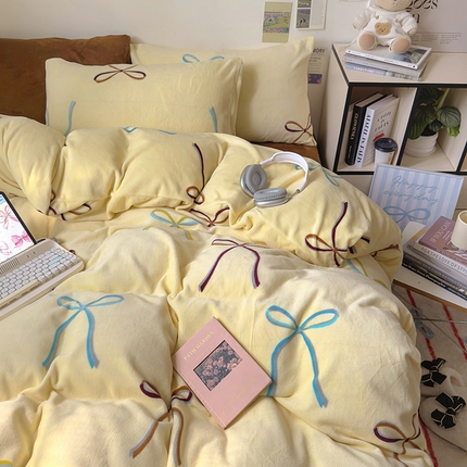 91家纺网 家纺一手货源 找家纺 山茶家纺 2024新款高克重牛奶绒印花四件套-蝴蝶结系列 芭蕾少女-复古咖