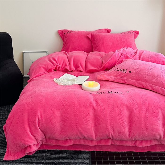 91家纺网 家纺一手货源 找家纺 潘朵拉家纺 2024新款法式刺绣雕花绒牛奶绒四件套-麦瑞系列 麦瑞玫红