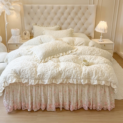 91家纺网 家纺一手货源 找家纺 2024新款牛奶绒夹棉床裙四件套--繁花系列 繁花-奶昔白