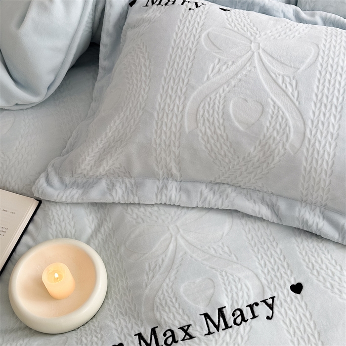 91家纺网 家纺一手货源 找家纺 潘朵拉家纺 2024新款法式刺绣雕花绒牛奶绒四件套-麦瑞系列 麦瑞雾蓝