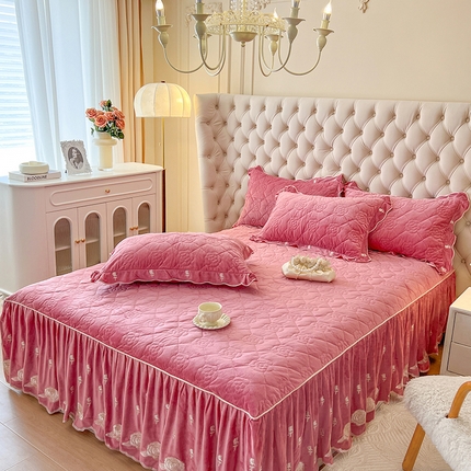 网红馆（ck家纺） 2025新款高克重加厚保暖重工艺宝宝绒晨曦玫瑰系列床裙三件套 胭脂