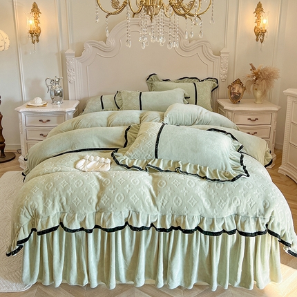 91家纺网 家纺一手货源 找家纺 （总）瑞宝 2025新款法式AA版床裙款 雕花 全消光牛奶绒四件套 -维密（控价+40）