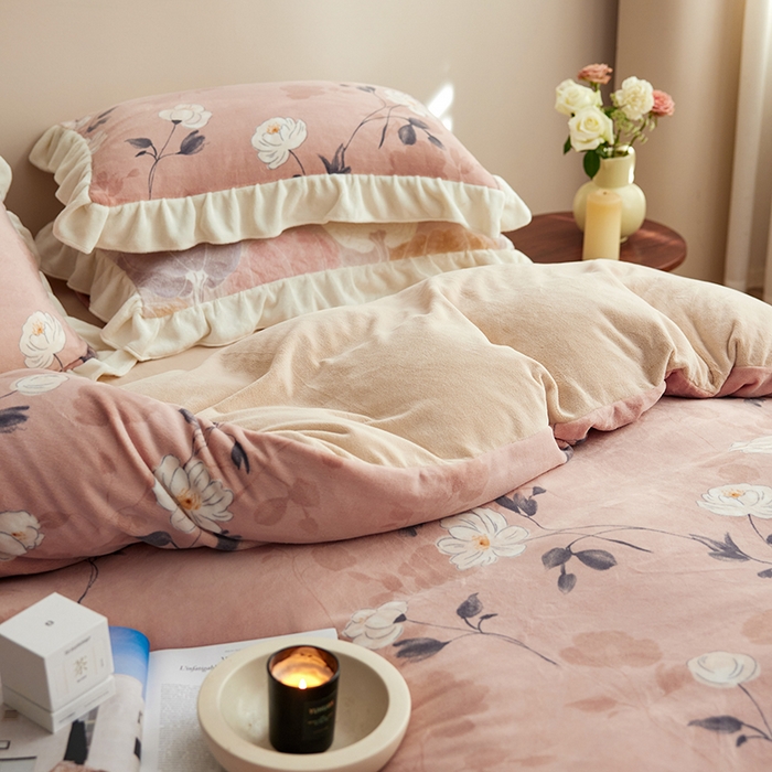 91家纺网 家纺一手货源 找家纺 2024新款240g全消光印花花边绒四件套 花似锦