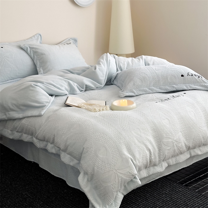 91家纺网 家纺一手货源 找家纺 潘朵拉家纺 2024新款法式刺绣雕花绒牛奶绒四件套-麦瑞系列 麦瑞雾蓝