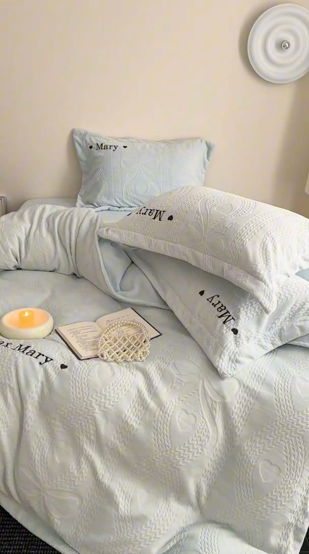 91家纺网 家纺一手货源 找家纺 潘朵拉家纺 2024新款法式刺绣雕花绒牛奶绒四件套-麦瑞系列 麦瑞雾蓝